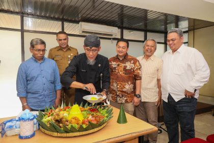 Foto: Sekda Jateng Sumarno memotong tumpeng HUT FWPJT, disaksikan Wakil Ketua DPRD Jateng Sjarif Abdillah (paling kanan), didampingi Sekretaris Dewan Jateng, M Sihabudin (kedua kanan), ketua FWPJT Damar Sinuko (baju batik) serta dua Pendiri FWPJT/Wartawan Senior Suparman (paling kiri) dan Sunu Andy Purwanto. Foto: Cakrawala