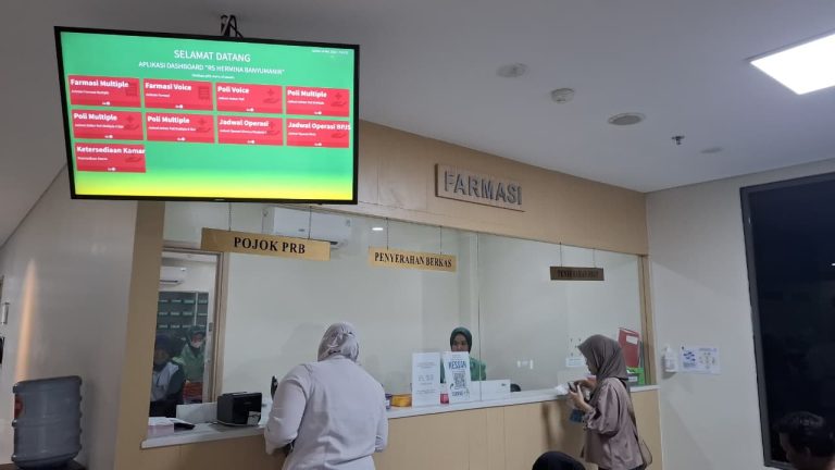 Minimnya Petugas di Bagian Farmasi Melayani Ratusan Pasien (16/5)